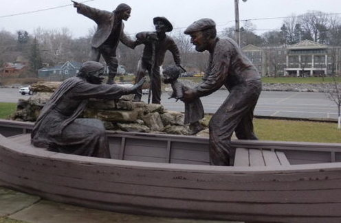 slaves being loaded into a boat headed for freedom in Canada